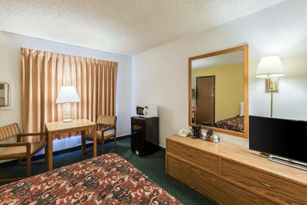 Super 8 By Wyndham Grand Island Hotel Bagian luar foto